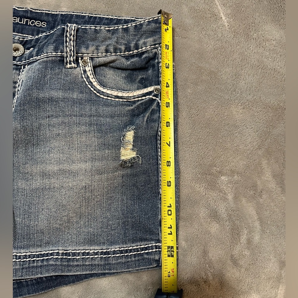 Maurices 5/6 Distressed Medium Blue Wash Denim Embroidered Pocket Women's Shorts - Picture 8 of 9